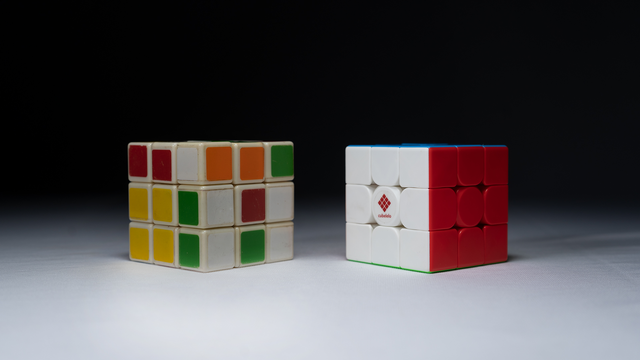 Difference Between a Normal Cube and a Speedcube - Cubelelo